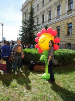 Turnul Primăriei, "împodobit" cu baloane: Sute de copii au tăbărât peste Arlechinul Gulliver (FOTO)