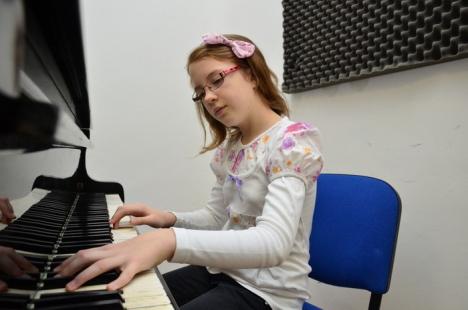 Micuţa Mozart: La doar 10 ani, o bihoreancă poate cânta la orice instrument pe care îl aude (FOTO / VIDEO)