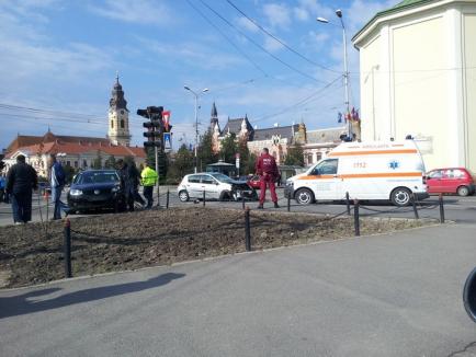 Accident în centru: Şoferiţa unui Renault a intrat pe interzis şi a izbit un Golf