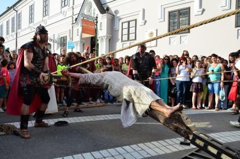 Patimile lui Hristos: Sute de orădeni l-au însoţit pe Iisus pe Drumul Crucii (FOTO / VIDEO)