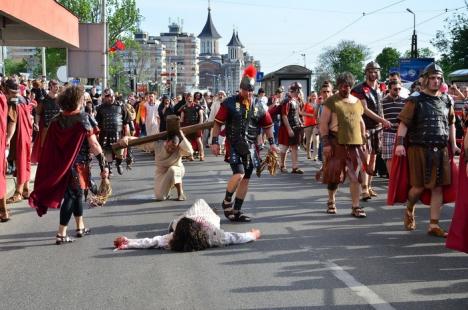 Patimile lui Hristos: Sute de orădeni l-au însoţit pe Iisus pe Drumul Crucii (FOTO / VIDEO)