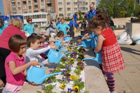 Dealul panseluţelor: Sute de flori plantate de copii lângă fântâna Companiei de Apă (FOTO)