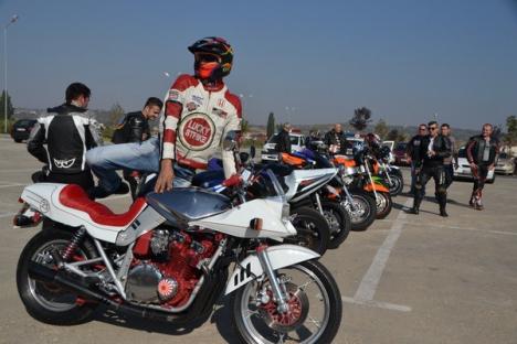 Zeci de motociclişti au făcut un "raliu" zgomotos prin oraş (FOTO)