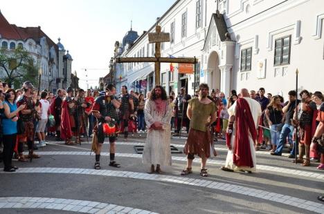 Patimile lui Hristos: Sute de orădeni l-au însoţit pe Iisus pe Drumul Crucii (FOTO / VIDEO)