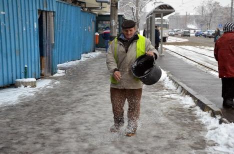 RER curăţă zăpada din oraş cu 20 de utilaje (FOTO)