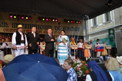 Festivalul Internaţional de Folclor a început cu ploaie şi spectatori puţini (FOTO/VIDEO)