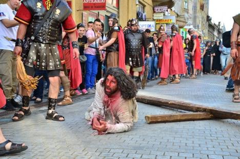 Patimile lui Hristos: Sute de orădeni l-au însoţit pe Iisus pe Drumul Crucii (FOTO / VIDEO)