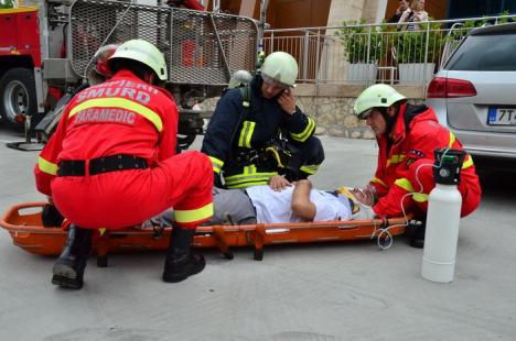 Exerciţiu ISU: Patru răniţi la Hotel DoubleTree by Hilton, după ce o maşină a luat foc (FOTO / VIDEO)