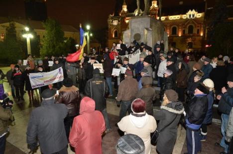 Mitingul orădenilor s-a mutat din centru la Prefectură şi la sediul PDL: "Prefectul e un laş!" (FOTO)