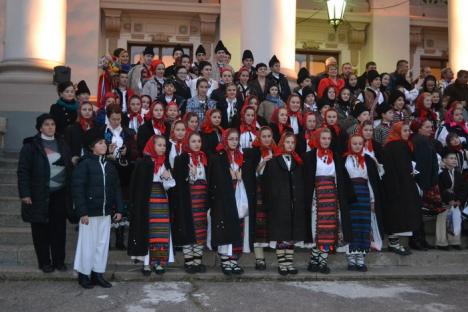 Alai de sărbătoare: Tineri colindători din mai multe judeţe au ieşit la paradă prin Oradea (FOTO)