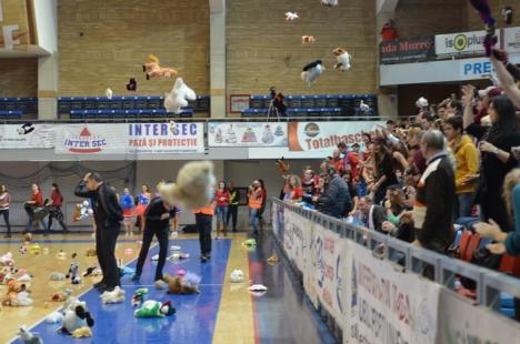 Ploaie cu jucării de pluş şi o nouă victorie pentru CSM U Oradea, sâmbătă, la Arena Antonio Alexe (FOTO/VIDEO)