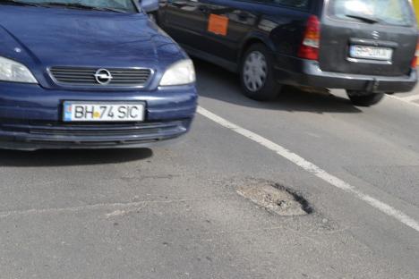 Din groapă în hârtoapă: Şoselele orădene au ieşit din iarnă ciuruite, spre disperarea şoferilor (FOTO)