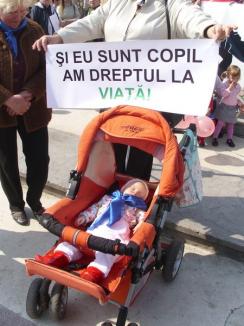 "Mamă, nu mă ucide!": 500 de orădeni au mărşăluit împotriva avortului (FOTO)