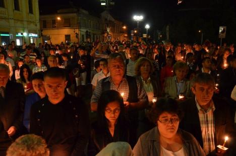 Hristos a Înviat! Sute de orădeni au mers să ia lumină la bisericile din centru (FOTO)