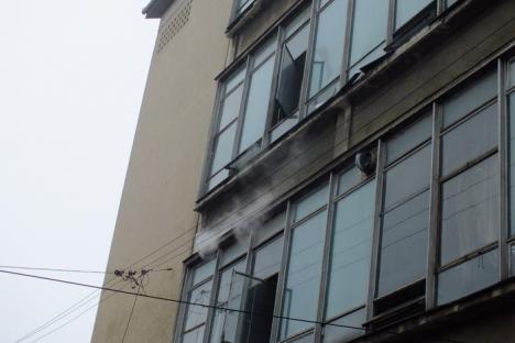 Alertă de incendiu la Oradinum! Strada Alecsandri a fost închisă pentru intervenţia pompierilor (FOTO / VIDEO)