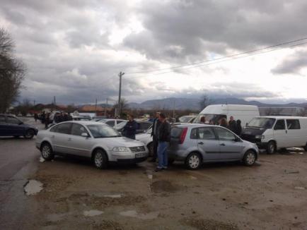Peste 200 de maşini au ieşit la protest pe DN76: Şoferii au plantat panseluţe în gropi (FOTO)