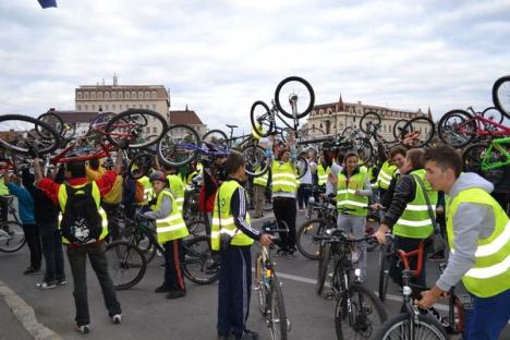 Bicicleta, cel mai rapid mijloc de transport în Oradea. Peste 500 de orădeni au pedalat victorioşi prin oraş (FOTO/VIDEO)