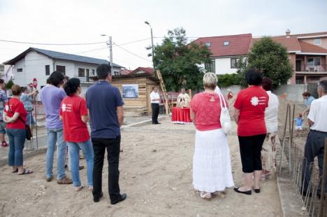 Greco-catolicii au pus piatra de temelie a unui bloc dedicat tinerelor cupluri dezavantajate (FOTO)