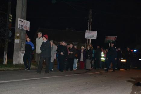 Locuitorii din Episcopia au mărşăluit pentru o şosea care să scoată traficul greu din cartier (FOTO)