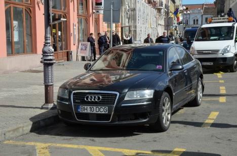 Un Audi a explodat în centrul oraşului. Anchetatorii bănuiesc că e vorba de un dispozitiv artizanal (FOTO)