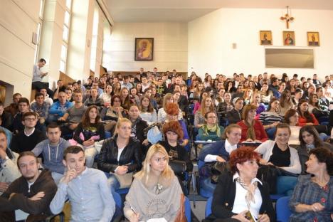 Campanie discretă: Miniştrii Jianu şi Teodorovici au lăudat programele Guvernului în faţa studenţilor orădeni (FOTO)