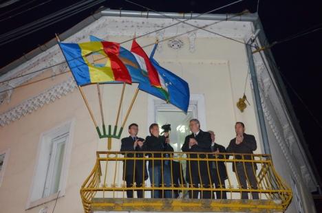 Tokes şi-a pus tricolorul Revoluţiei române în balcon, alături de steagurile secuiesc, al UE şi al Revoluţiei ungare (FOTO)