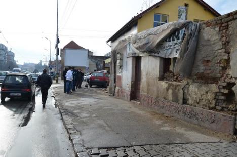 Un zid s-a prăbuşit peste un tânăr pe bulevardul Decebal (FOTO)