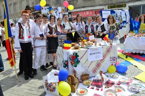 Carnaval european pe străzile Oradiei: Elevii au promovat unitatea în Europa (FOTO/VIDEO)