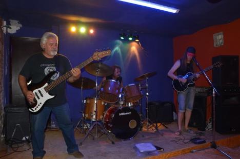 Fortăreaţa rockului: Chitaristul Vivi Repciuc îşi deschide un local dedicat fanilor rockului (FOTO)
