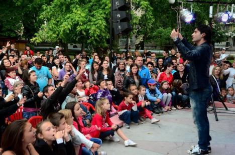 Pepe le-a cântat copiilor şi părinţilor la cerere, în Parcul Bălcescu (FOTO)
