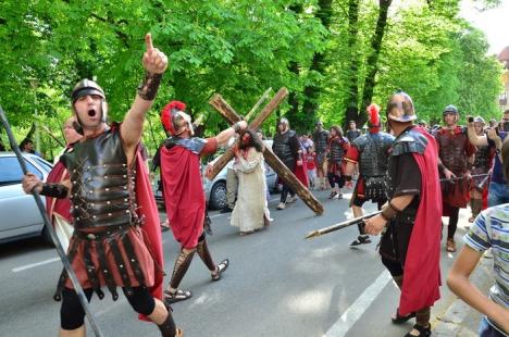 Patimile lui Hristos: Sute de orădeni l-au însoţit pe Iisus pe Drumul Crucii (FOTO / VIDEO)