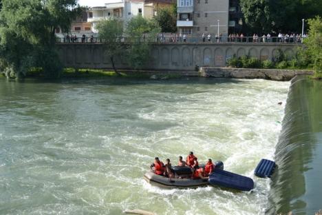 Intervenţie spectaculoasă: Patru copii în pericol de înec, salvaţi de pompieri dintr-un vârtej lângă Podul Dacia (FOTO)