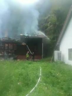 O cabană din Vadu Crişului a fost mistuită de flăcări. Pompierii au ajuns cu greu la locul incendiului (FOTO/VIDEO)