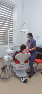 Gratuit la dentist: DASO a deschis un cabinet stomatologic pentru toţi elevii din Oradea, la Colegiul Emanuil Gojdu