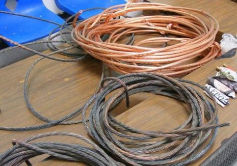 200 metri de cabluri din cupru din instalaţiile CFR dintre Oradea şi Oşorhei au fost furate. Făptaşii sunt în arest