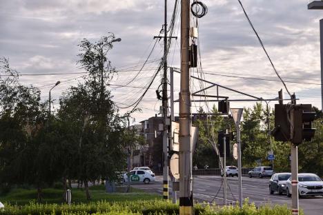 S-au încâlcit! Pădurile de cabluri de pe stâlpii și clădirile din Oradea întârzie să fie coborâte în subteran (FOTO)