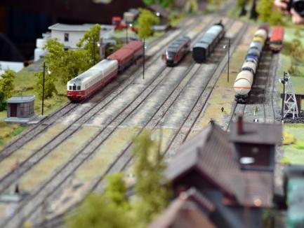 Micuţii orădeni, fascinaţi de trenuleţele în miniatură expuse la Colegiul Iosif Vulcan (FOTO)