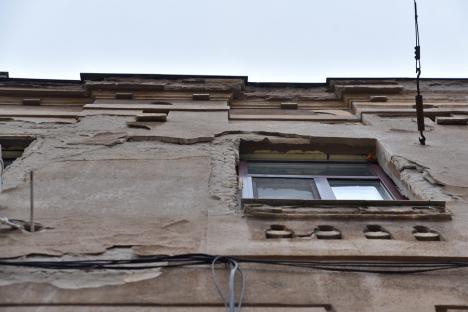 Atenţie, cade! O clădire din plin centrul Oradiei a devenit pericol public, dar locatarii preferă supraimpozitarea decât să repare faţada (FOTO/VIDEO)