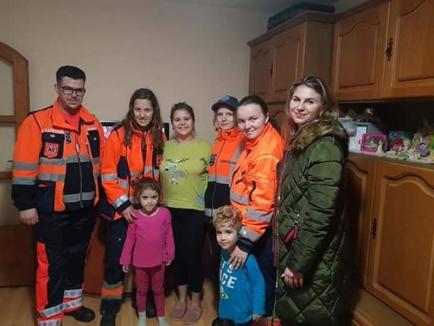 Un altfel de ajutor: Voluntarii de la Ambulanţă s-au 'transformat' în Moş Crăciun pentru 10 familii nevoiaşe din Oradea (FOTO)