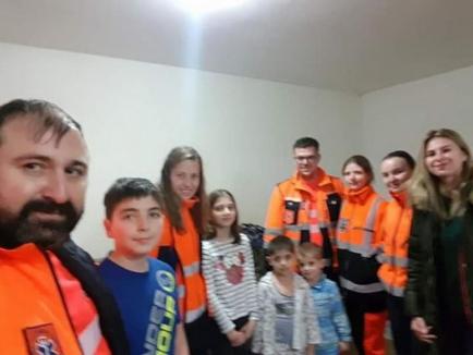 Un altfel de ajutor: Voluntarii de la Ambulanţă s-au 'transformat' în Moş Crăciun pentru 10 familii nevoiaşe din Oradea (FOTO)