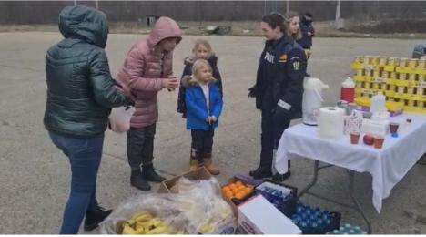 Poliţiştii din Bihor i-au oprit la un ceai pe refugiaţii ucraineni în tranzit spre Ungaria. Cum au ajuns la joacă cu copiii (FOTO / VIDEO)