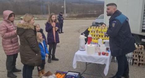 Poliţiştii din Bihor i-au oprit la un ceai pe refugiaţii ucraineni în tranzit spre Ungaria. Cum au ajuns la joacă cu copiii (FOTO / VIDEO)