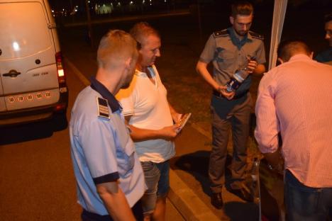 Pentru că le pasă: Poliţiştii i-au aşteptat cu apă şi cafea pe şoferii care au intrat în ţară prin Borş (FOTO)