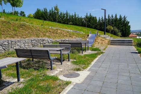 Cafeneaua cu panoramă de pe dealul Ciuperca din Oradea a fost redeschisă după aproape 8 ani. Grădina publică pare abandonată (FOTO)