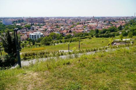 Cafeneaua cu panoramă de pe dealul Ciuperca din Oradea a fost redeschisă după aproape 8 ani. Grădina publică pare abandonată (FOTO)