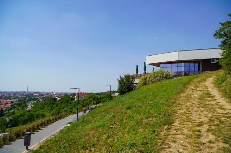 Cafeneaua cu panoramă de pe dealul Ciuperca din Oradea a fost redeschisă după aproape 8 ani. Grădina publică pare abandonată (FOTO)