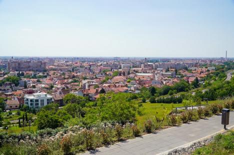 Cafeneaua cu panoramă de pe dealul Ciuperca din Oradea a fost redeschisă după aproape 8 ani. Grădina publică pare abandonată (FOTO)