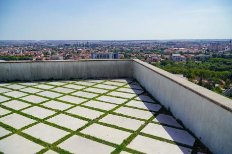 Cafeneaua cu panoramă de pe dealul Ciuperca din Oradea a fost redeschisă după aproape 8 ani. Grădina publică pare abandonată (FOTO)