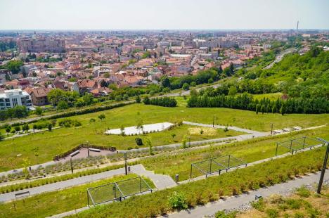 Cafeneaua cu panoramă de pe dealul Ciuperca din Oradea a fost redeschisă după aproape 8 ani. Grădina publică pare abandonată (FOTO)