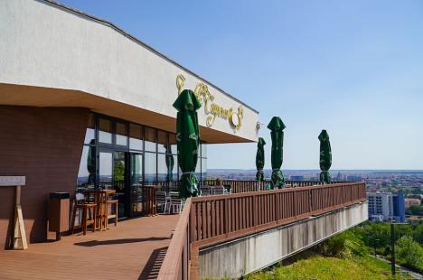 Cafeneaua cu panoramă de pe dealul Ciuperca din Oradea a fost redeschisă după aproape 8 ani. Grădina publică pare abandonată (FOTO)